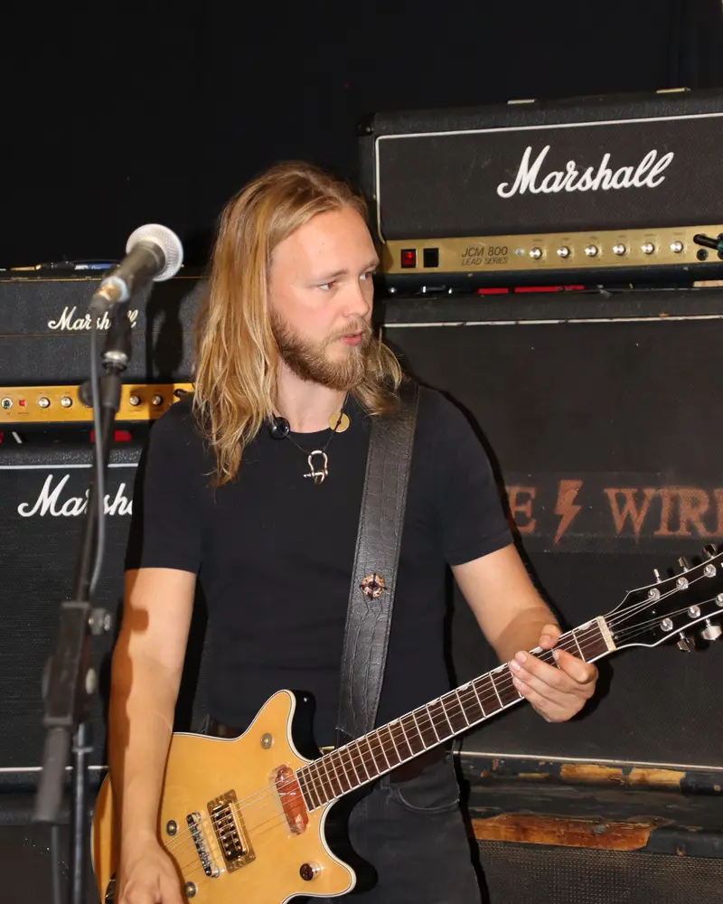 Gustav, rytme guitar i Live Wire